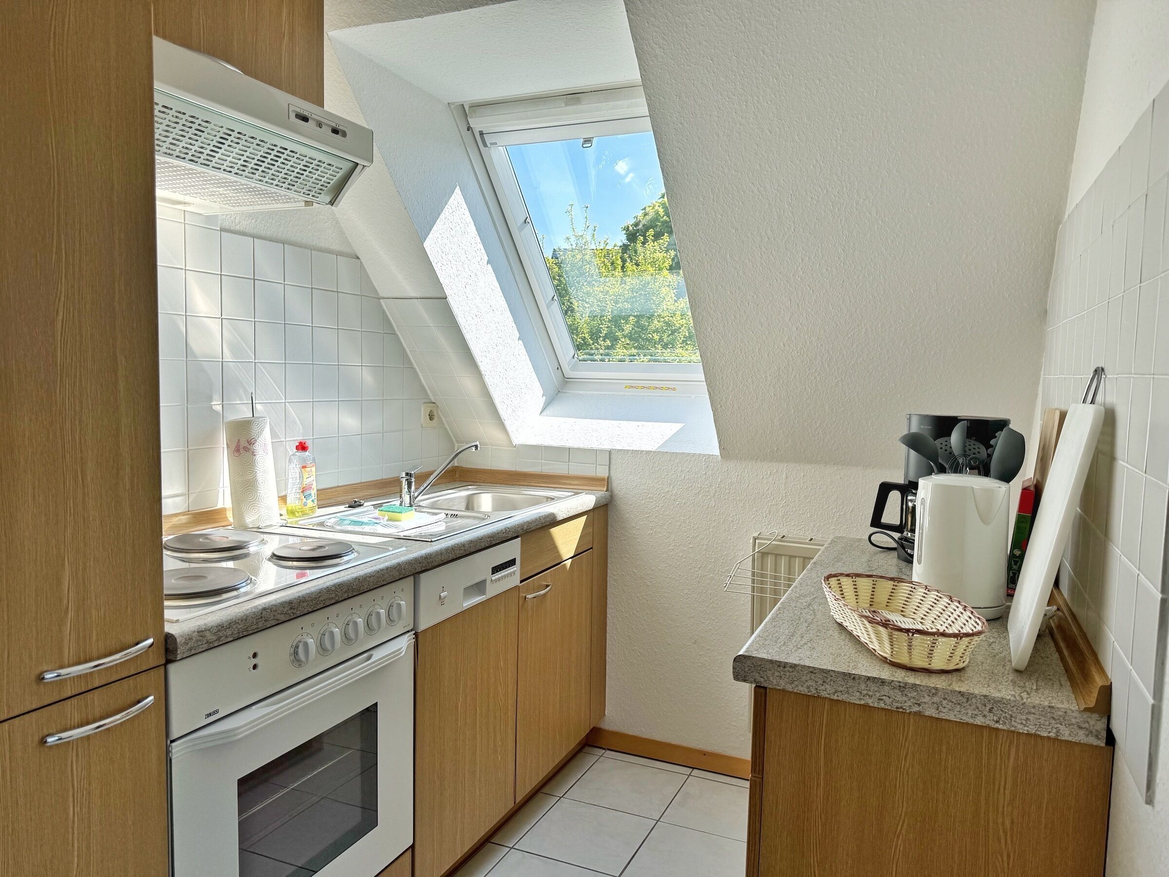 Kjøleskap, ovn, kokeplater og kaffetrakter/tekoker