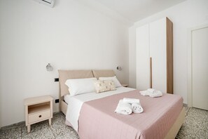 1 bedroom, desk - Garruba Central Living Room (Bari)