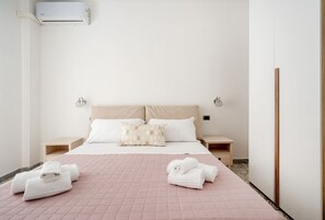 1 bedroom, desk - Garruba Central Living Room (Bari)