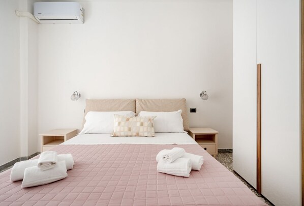 1 bedroom, desk - Garruba Central Living Room (Bari)