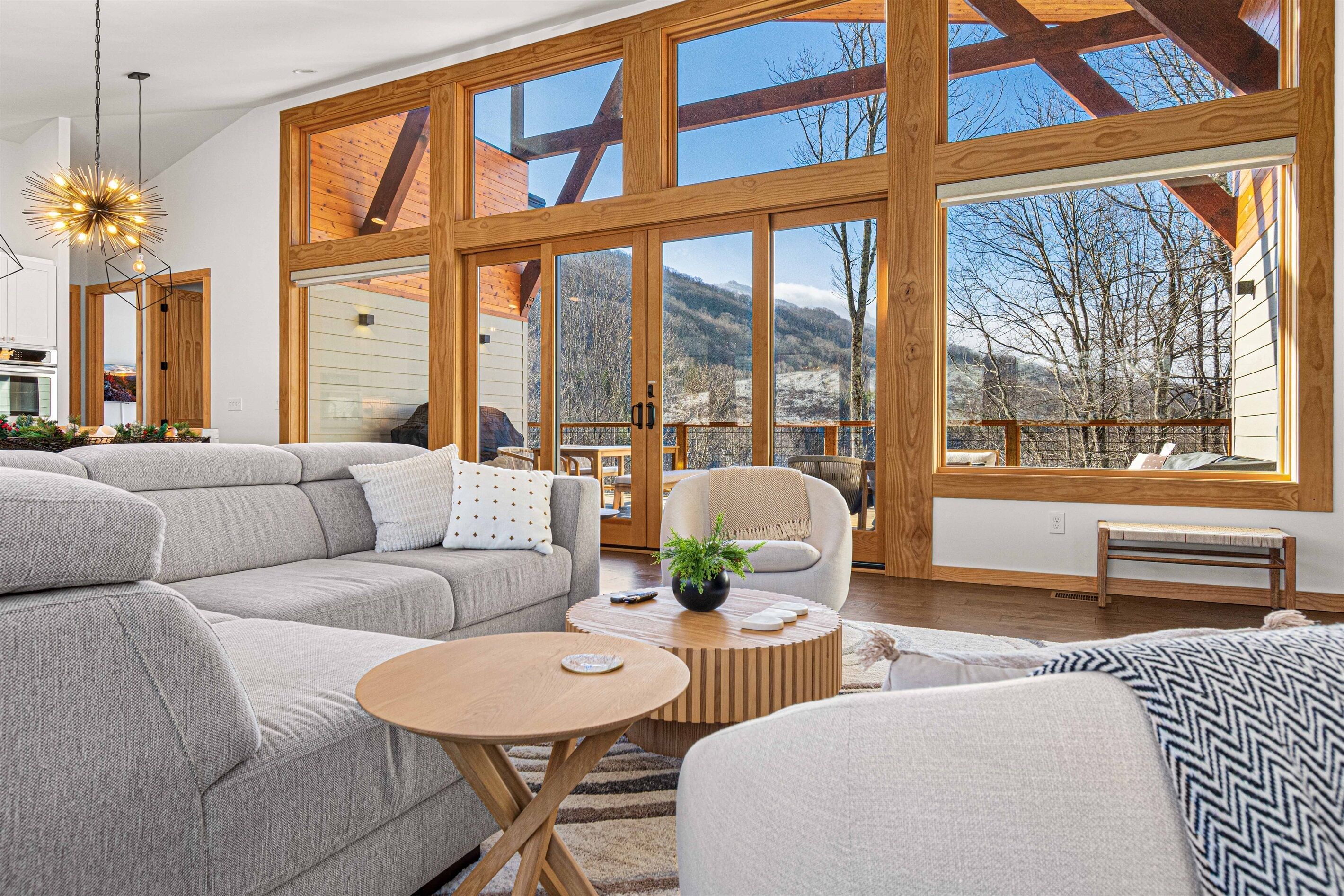 Smart-tv, eldstad, bordsfotboll och böcker