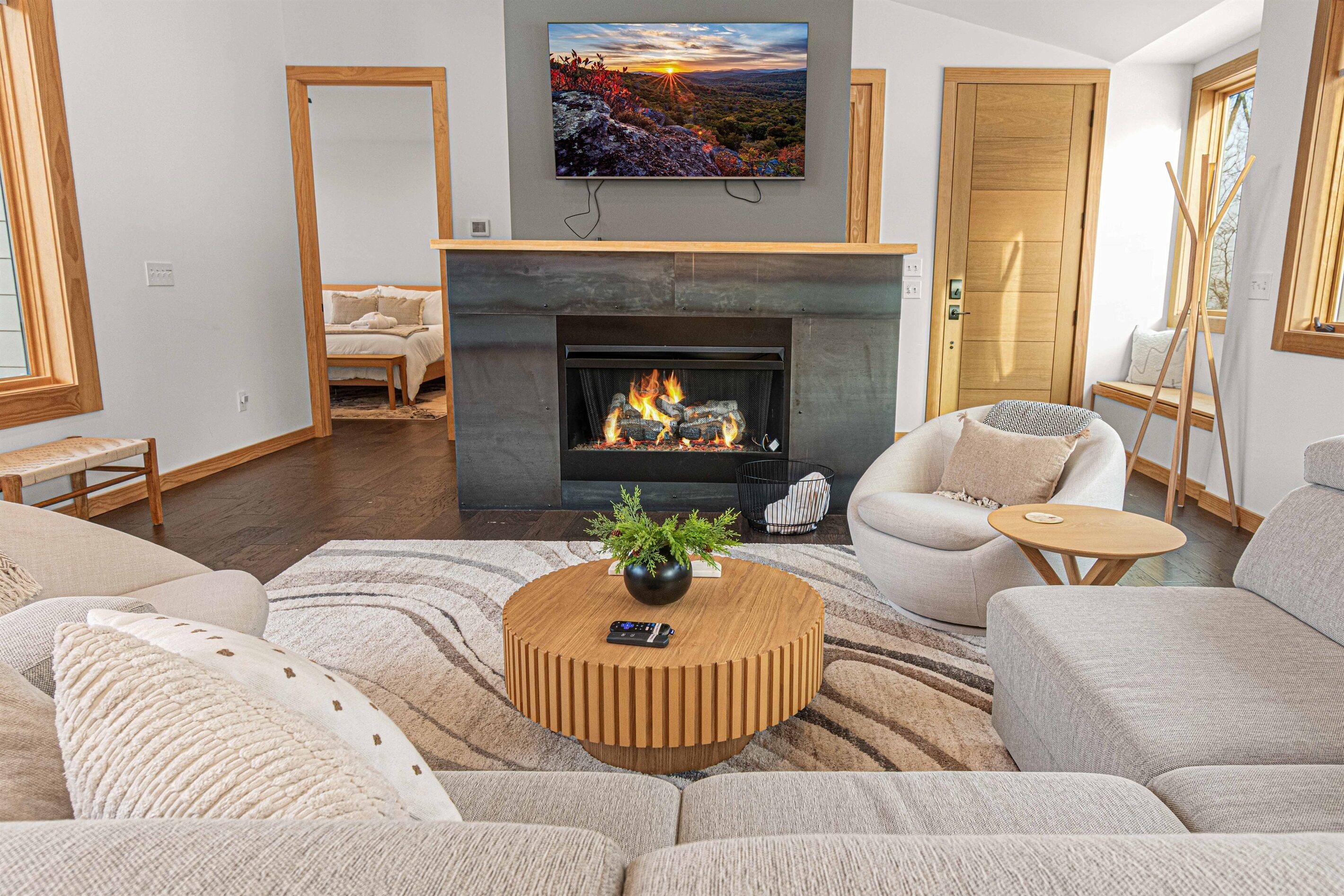 Smart-tv, eldstad, bordsfotboll och böcker