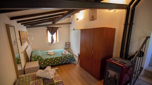 2 dormitorios, tabla de planchar con plancha, ropa de cama