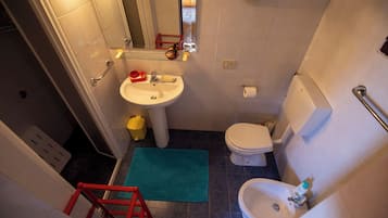 Een haardroger, handdoeken, toiletpapier