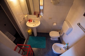 Haartrockner, Handtücher, Toilettenpapier