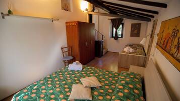 2 habitaciones, tabla de planchar con plancha y ropa de cama