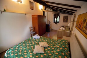 2 chambres, fer et planche à repasser, draps fournis