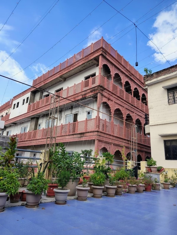 Terrace/patio - the Gangotri inn (Varanasi)