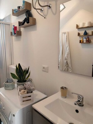 Haartrockner, Handtücher, Seife, Toilettenpapier