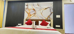 Executive Room | Bathroom | Shower, free toiletries, towels, soap