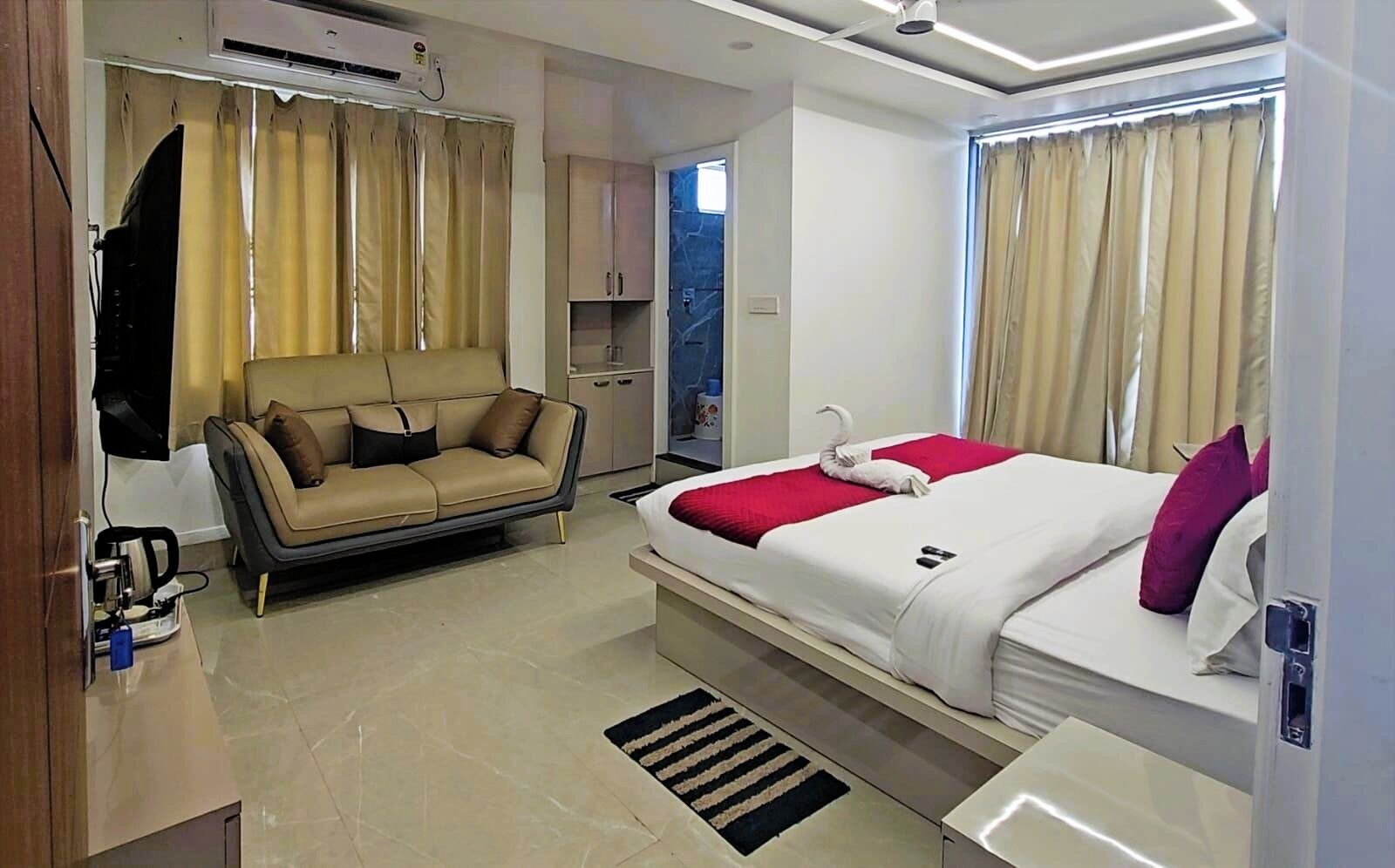 Executive Room | Bathroom | Shower, free toiletries, towels, soap