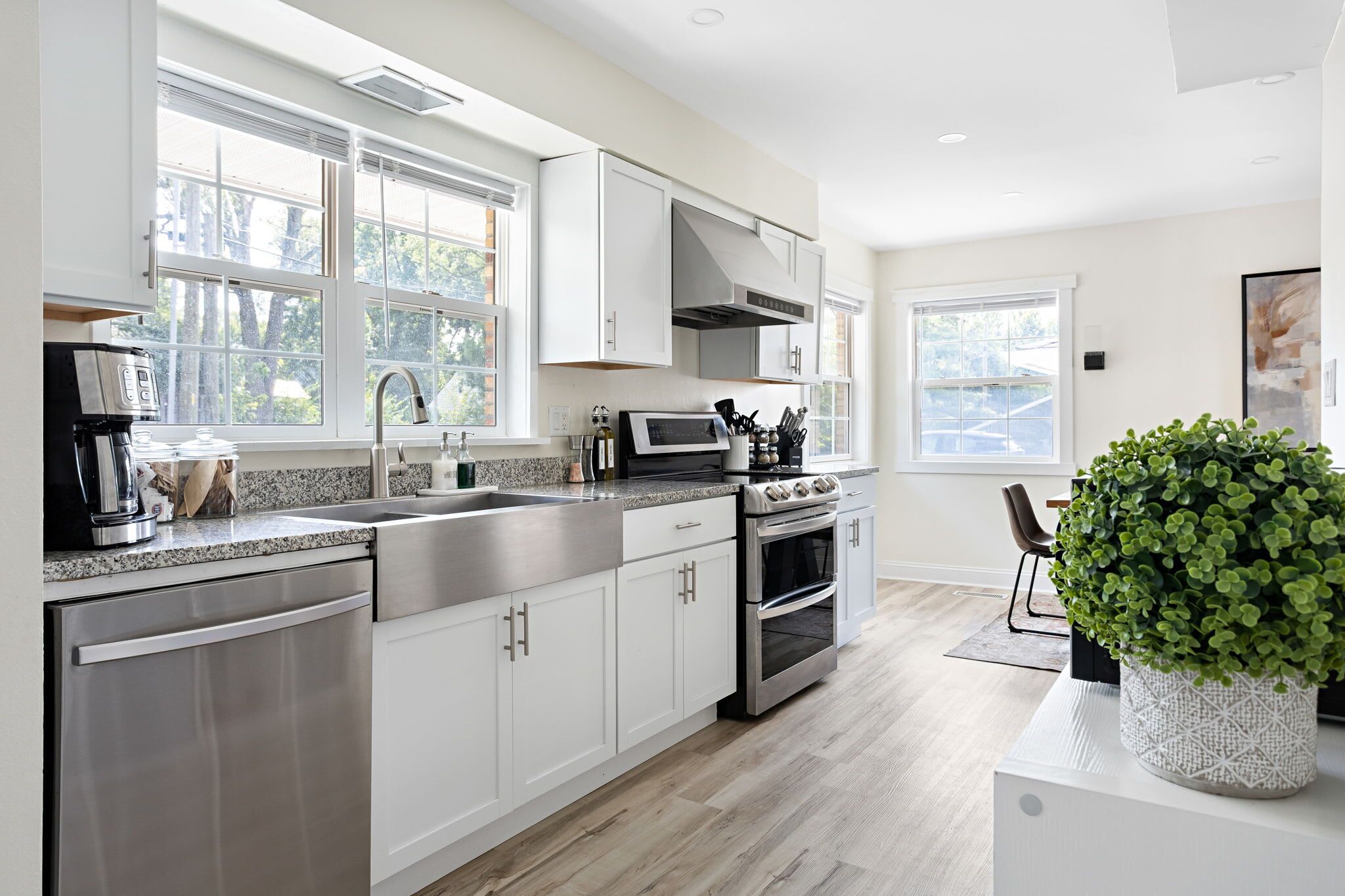 Jääkaappi, mikroaaltouuni, uuni, liesi