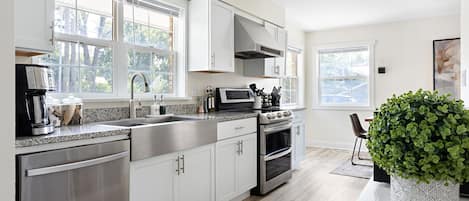 Jääkaappi, mikroaaltouuni, uuni, liesi