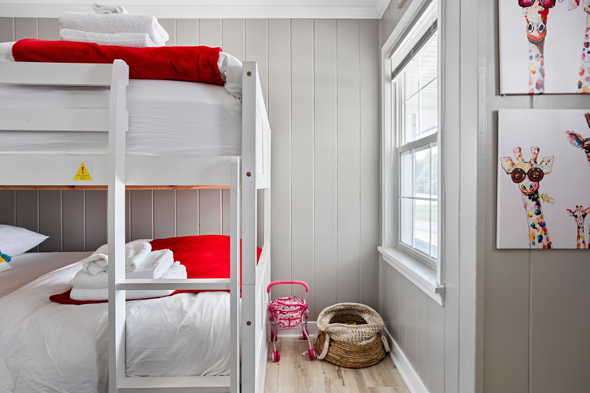 3 makuuhuonetta, silitysrauta/-lauta, vauvan matkasänky, Wi-Fi