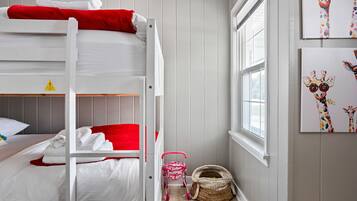 3 makuuhuonetta, silitysrauta/-lauta, vauvan matkasänky, Wi-Fi