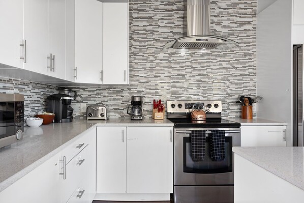 Réfrigérateur, micro-ondes, four, plaque de cuisson