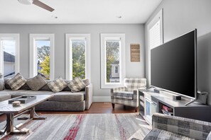 Télévision, cheminée, espaces bureaux