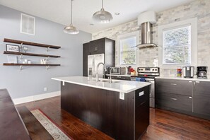 冷蔵庫、電子レンジ、オーブン、コンロ