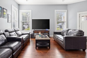 Télévision, cheminée, espaces bureaux