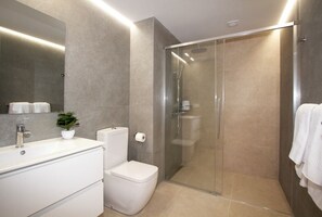 Deluxe Room | Bathroom | Shower, towels, soap, shampoo - Natural Park (Mogán)