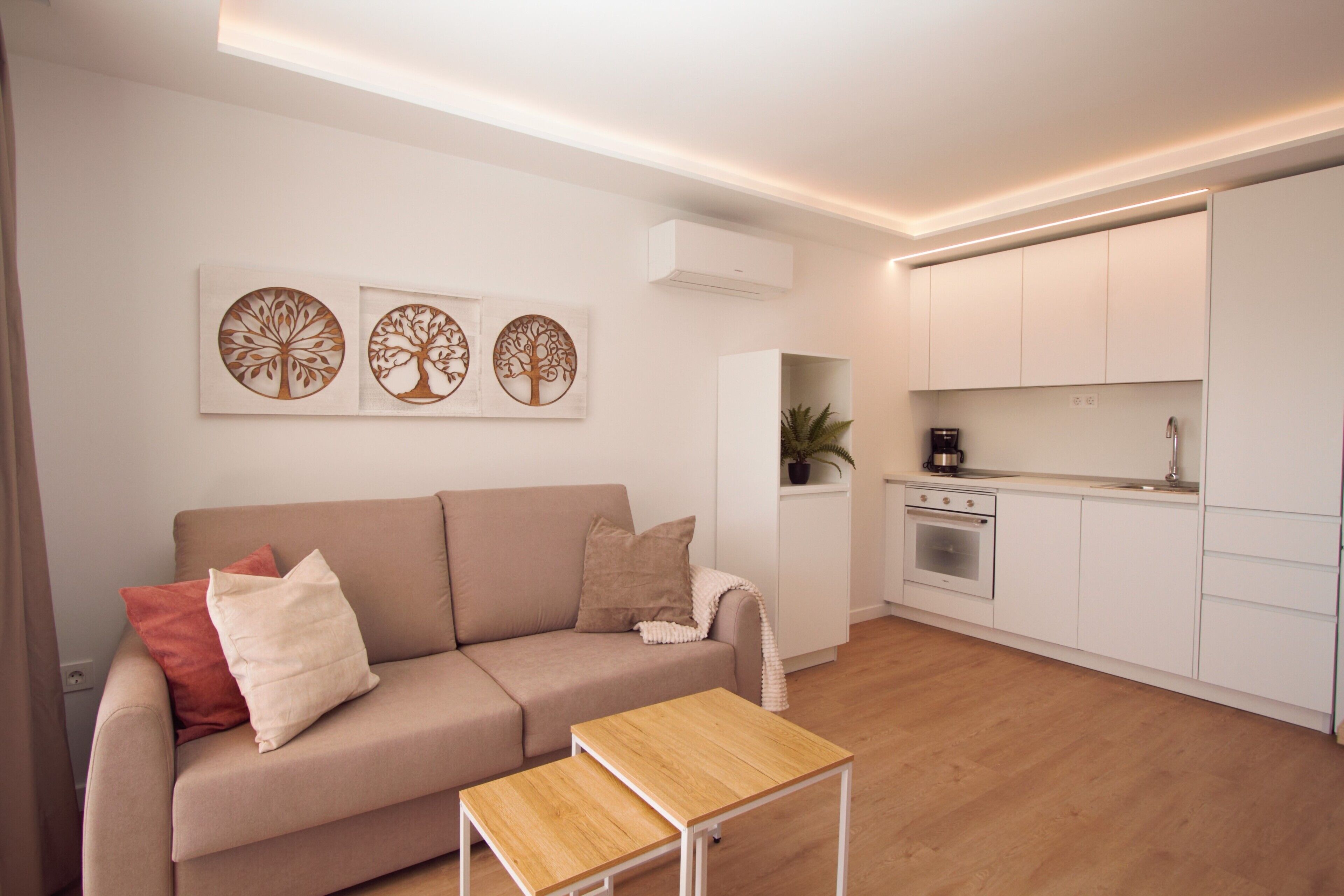 Deluxe Room | In-room safe, bed sheets