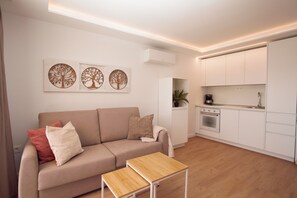 Deluxe Room | In-room safe, bed sheets