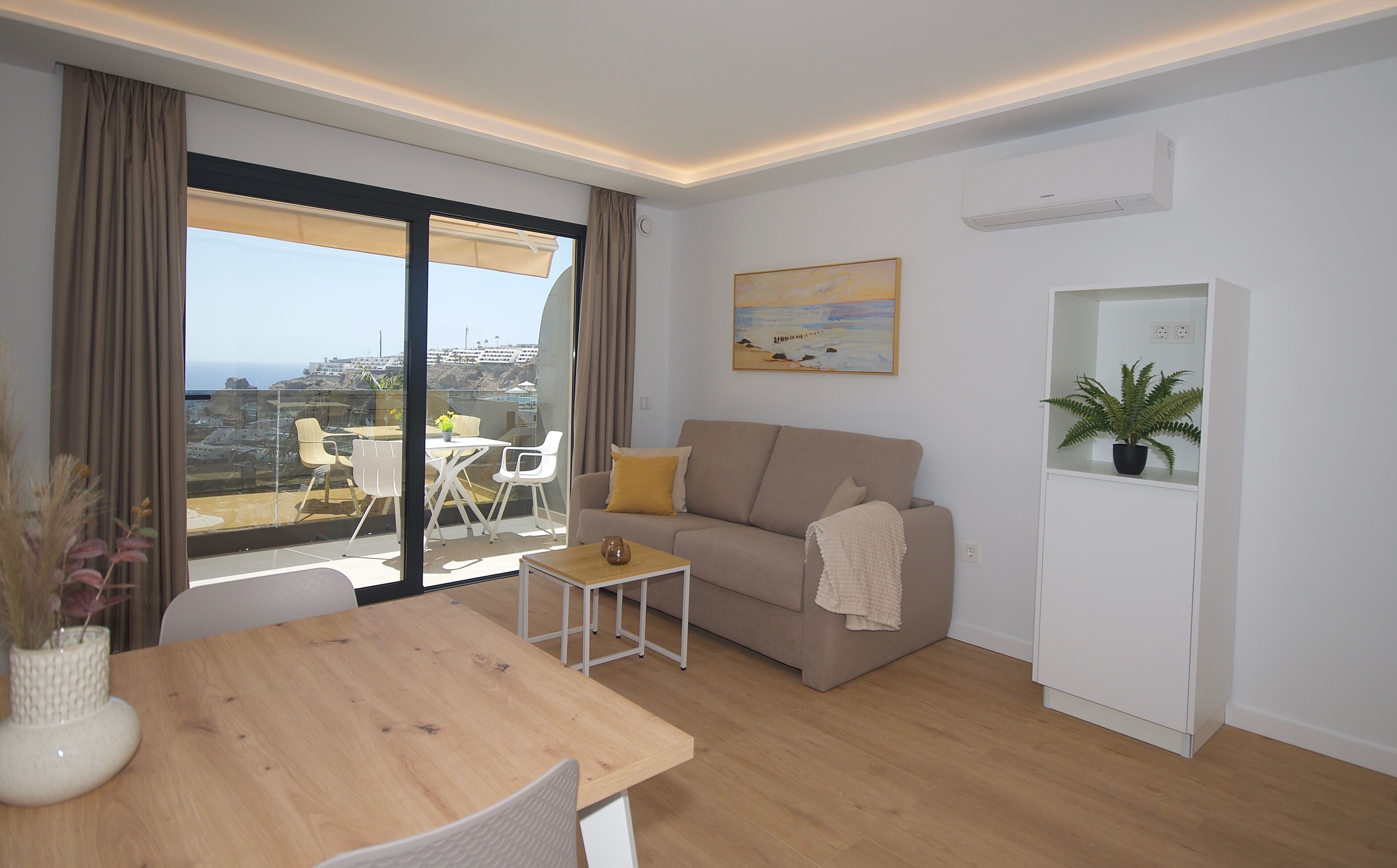 Deluxe Room | In-room safe, bed sheets