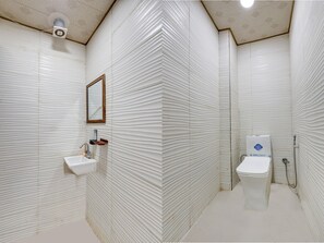 Deluxe tweepersoonskamer | Badkamer | Een douche, gratis toiletartikelen, handdoeken, zeep