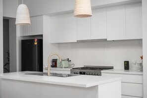 Jääkaappi, mikroaaltouuni, uuni, liesi