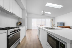 Fridge, microwave, oven, stovetop - Stunning Seymour - 3 Bed, 2 Bath - Amazing Location! (Bathurst)