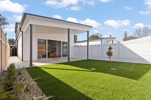 Exterior - Stunning Seymour - 3 Bed, 2 Bath - Amazing Location! (Bathurst)