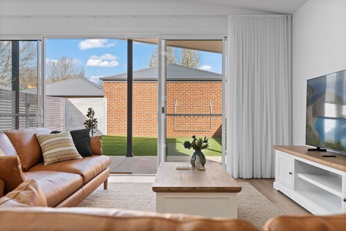 Stunning Seymour - 3 Bed, 2 Bath - Amazing Location!