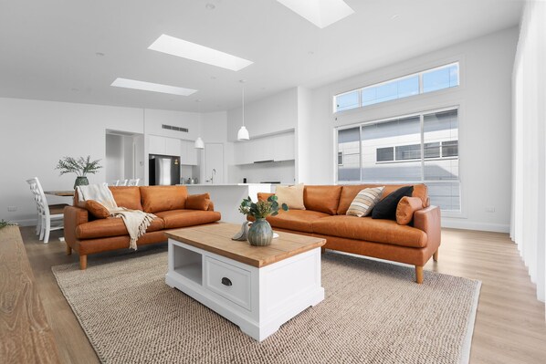 TV, offices - Stunning Seymour - 3 Bed, 2 Bath - Amazing Location! (Bathurst)