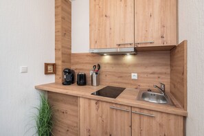 Kühlschrank, Herdplatte, Wasserkocher mit Kaffee-/Teezubehör