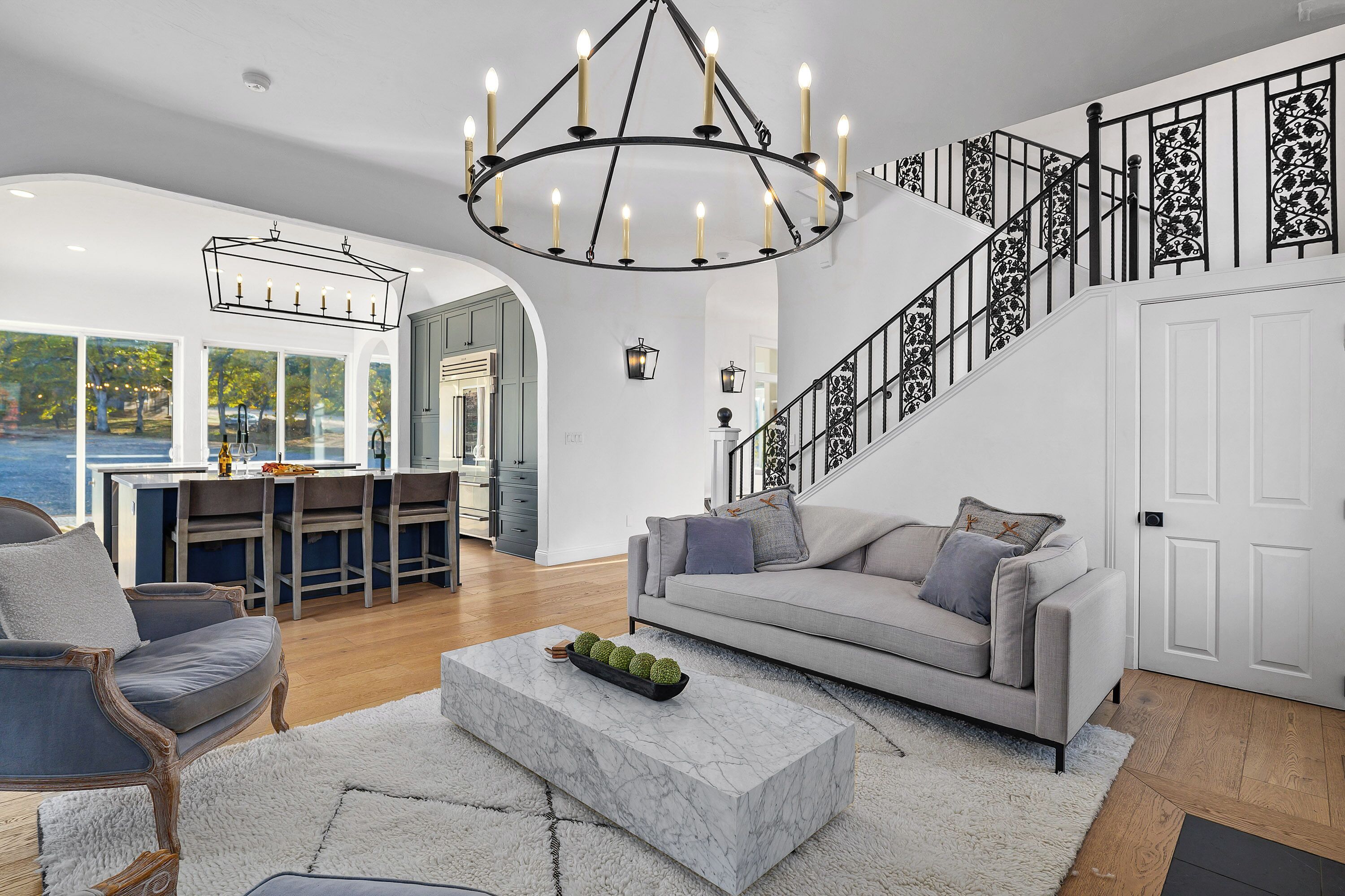 تلفزيون ذكي، مدفأة، مكتب