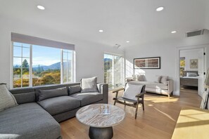 تلفزيون ذكي، مدفأة، مكتب