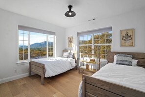 3 bedrooms, desk, travel crib, free WiFi