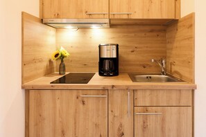 Refrigerador, parrilla de estufa y cafetera y tetera 