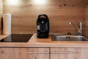 冷蔵庫、コンロ、コーヒー / ティー��メーカー、調理器具と食器