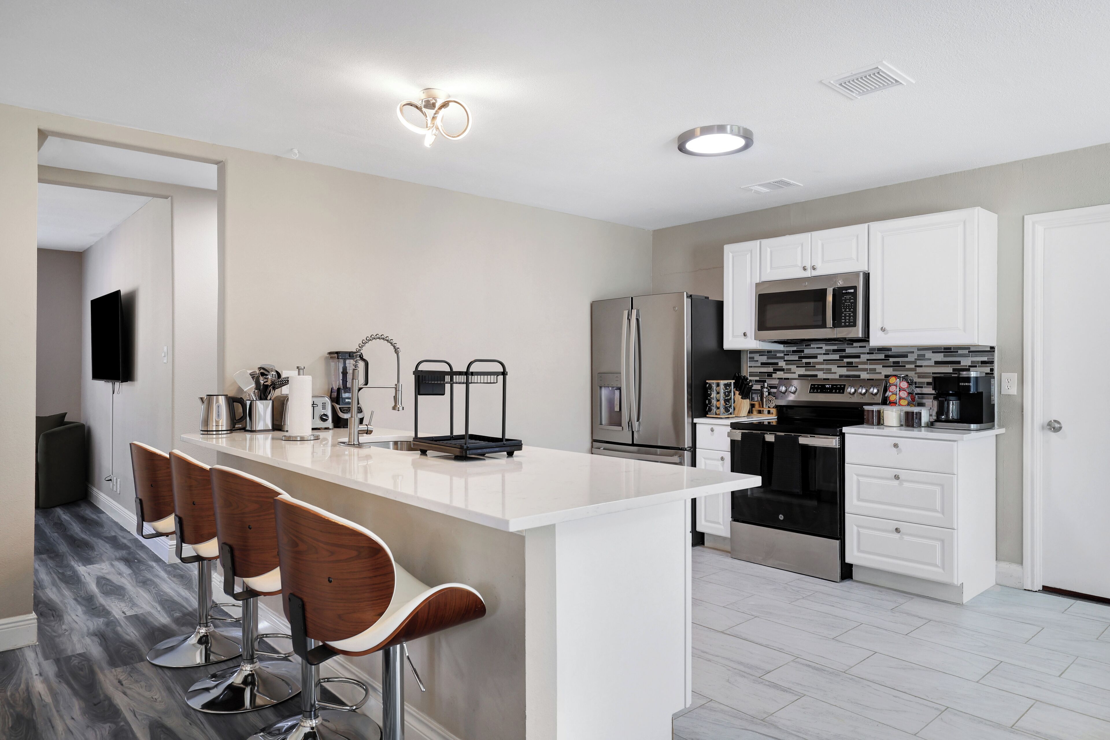 Køleskab, mikrobølgeovn, ovn, kogeplade