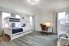 5 bedrooms, desk, iron/ironing board, free WiFi - Hot Tub Retreat | Games BBQ Air Hockey Swing Set (Converse)