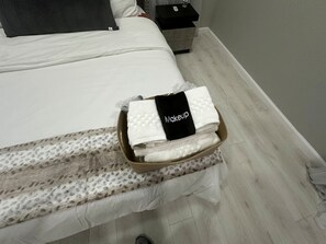 3 bedrooms, desk, iron/ironing board, free WiFi - Newark Airport/Prudential center/NYC suites modern (Newark)