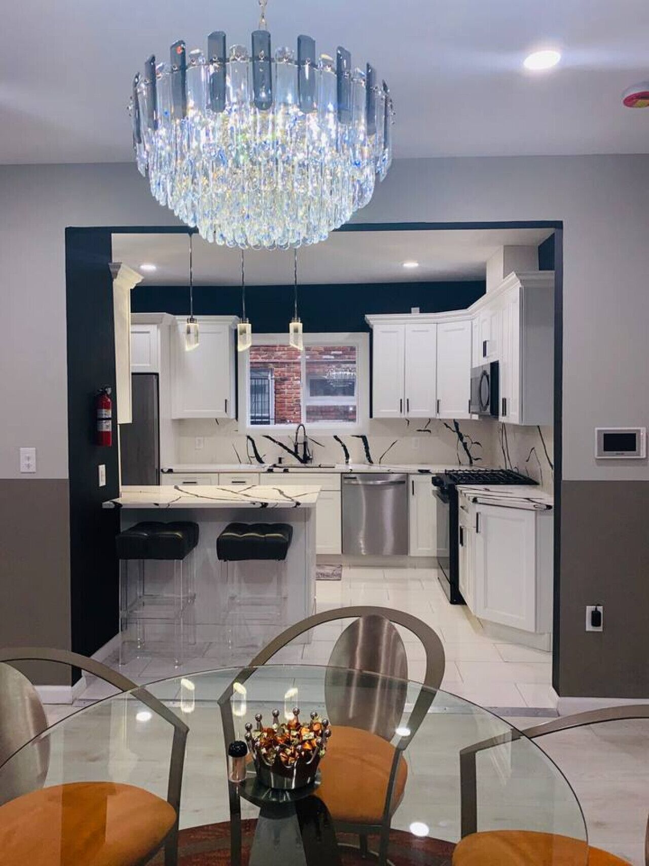 Réfrigérateur, four à micro-ondes, un four, surface de cuisson