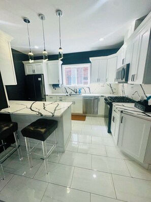 Fridge, microwave, oven, stovetop - Suite nearNewark airport New York Prudential Center  (Newark)