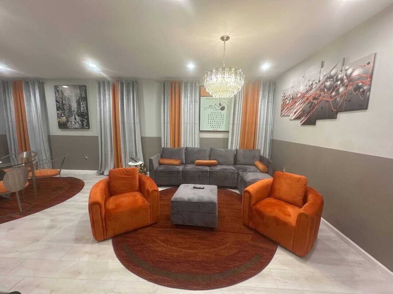 Smart-tv, een open haard en boeken