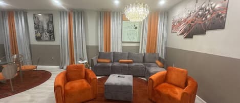 Smart-tv, een open haard en boeken