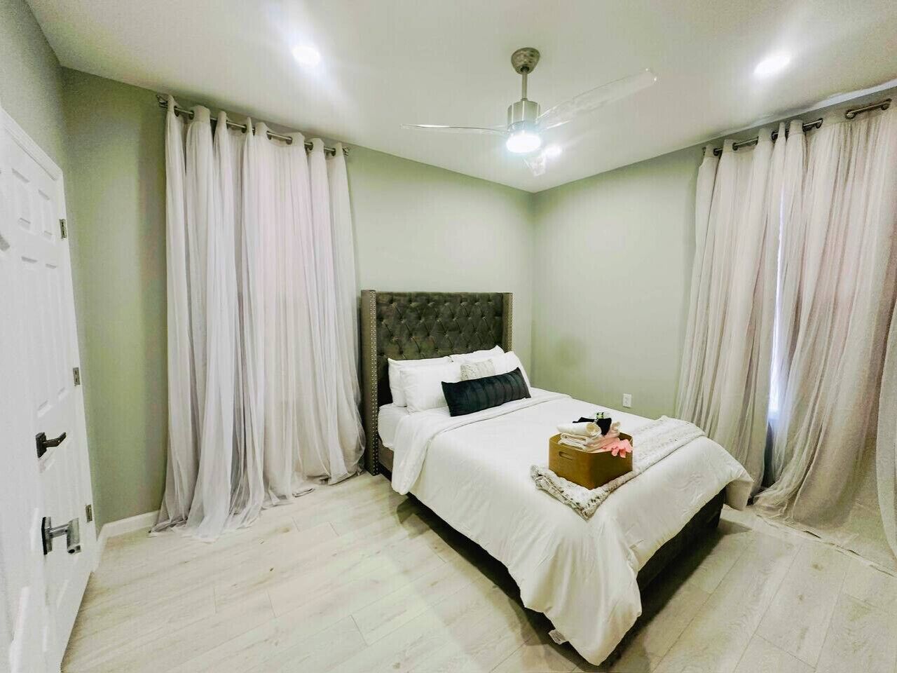 3 habitaciones, escritorio, tabla de planchar con plancha y wifi gratis 