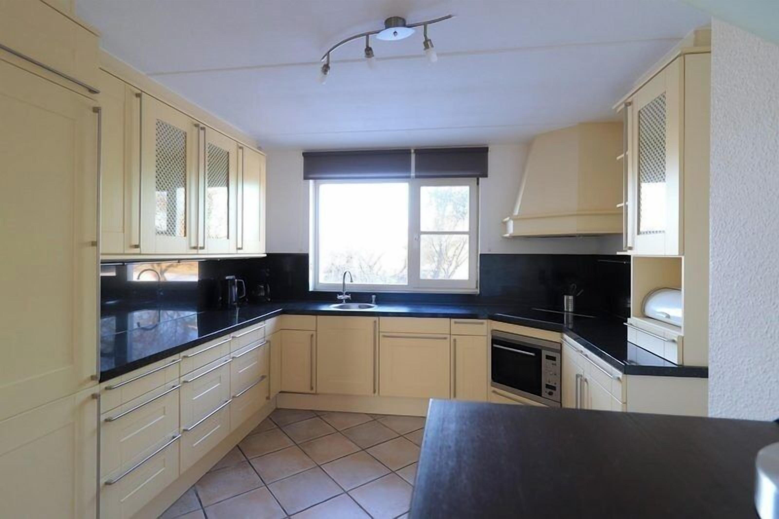 Køleskab, mikrobølgeovn, opvaskemaskine, kaffe-/temaskine