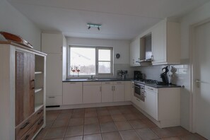 Fridge, oven, dishwasher, coffee/tea maker