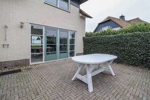 تناول الطعام بالخارج